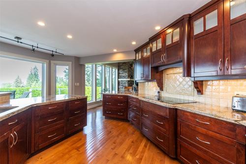 1501 18 Avenue, Salmon Arm, BC - Indoor Photo Showing Kitchen