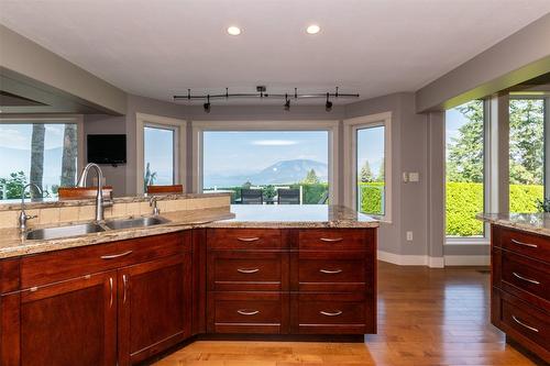 1501 18 Avenue, Salmon Arm, BC - Indoor Photo Showing Kitchen With Double Sink