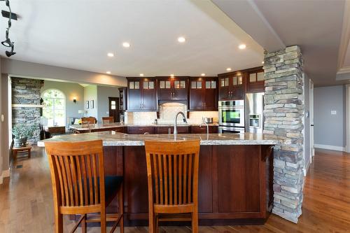 1501 18 Avenue, Salmon Arm, BC - Indoor Photo Showing Kitchen