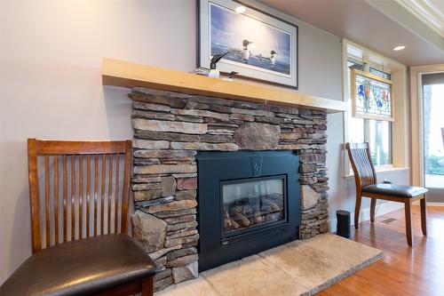 1501 18 Avenue, Salmon Arm, BC - Indoor Photo Showing Living Room With Fireplace