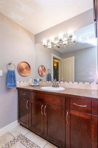 1501 18 Avenue, Salmon Arm, BC - Indoor Photo Showing Bathroom