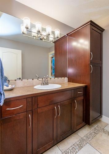 1501 18 Avenue, Salmon Arm, BC - Indoor Photo Showing Bathroom