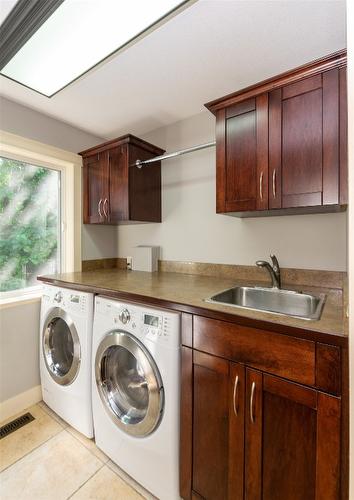 1501 18 Avenue, Salmon Arm, BC - Indoor Photo Showing Laundry Room