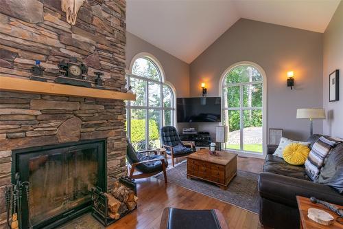 1501 18 Avenue, Salmon Arm, BC - Indoor Photo Showing Living Room With Fireplace