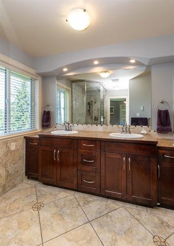 1501 18 Avenue, Salmon Arm, BC - Indoor Photo Showing Bathroom