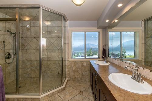 1501 18 Avenue, Salmon Arm, BC - Indoor Photo Showing Bathroom