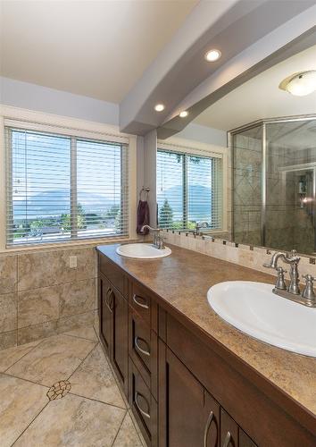 1501 18 Avenue, Salmon Arm, BC - Indoor Photo Showing Bathroom