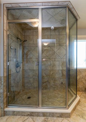 1501 18 Avenue, Salmon Arm, BC - Indoor Photo Showing Bathroom