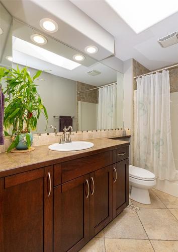 1501 18 Avenue, Salmon Arm, BC - Indoor Photo Showing Bathroom