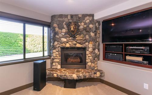 1501 18 Avenue, Salmon Arm, BC - Indoor Photo Showing Living Room With Fireplace