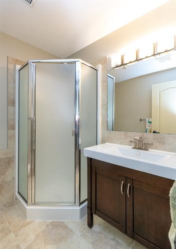 1501 18 Avenue, Salmon Arm, BC - Indoor Photo Showing Bathroom