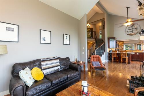 1501 18 Avenue, Salmon Arm, BC - Indoor Photo Showing Living Room