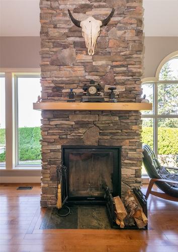 1501 18 Avenue, Salmon Arm, BC - Indoor Photo Showing Living Room With Fireplace