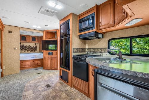 121-8000 Highland Road, Vernon, BC - Indoor Photo Showing Kitchen