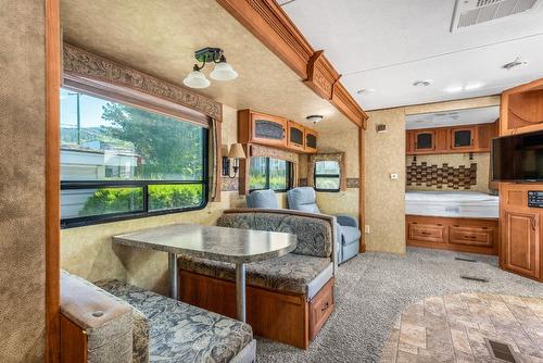 121-8000 Highland Road, Vernon, BC - Indoor Photo Showing Kitchen