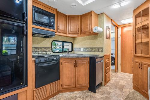 121-8000 Highland Road, Vernon, BC - Indoor Photo Showing Kitchen With Double Sink