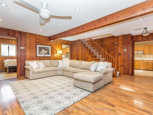 19 Finley Dr, Tiny, ON - Indoor Photo Showing Living Room