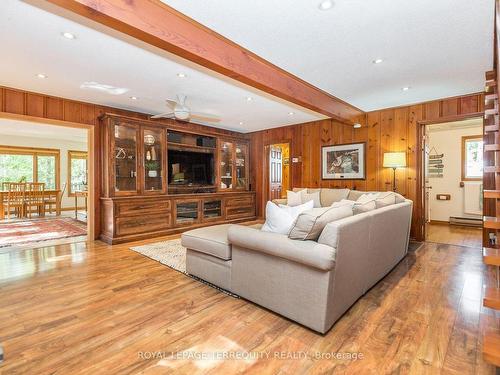 19 Finley Dr, Tiny, ON - Indoor Photo Showing Living Room