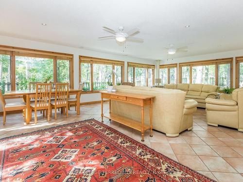 19 Finley Dr, Tiny, ON - Indoor Photo Showing Living Room