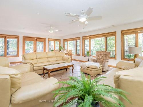 19 Finley Dr, Tiny, ON - Indoor Photo Showing Living Room