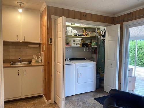 Salle de lavage - 10 Rue Gagné, Saint-Hubert-De-Rivière-Du-Loup, QC - Indoor Photo Showing Laundry Room