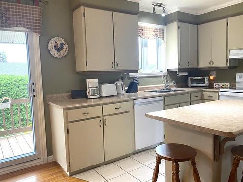 Cuisine - 10 Rue Gagné, Saint-Hubert-De-Rivière-Du-Loup, QC - Indoor Photo Showing Kitchen With Double Sink