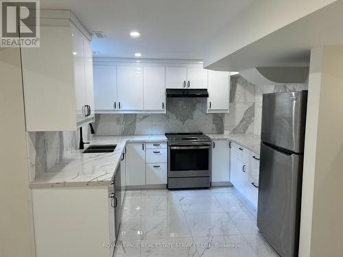 605 Patriot Lower Drive, Mississauga, ON - Indoor Photo Showing Kitchen With Double Sink With Upgraded Kitchen