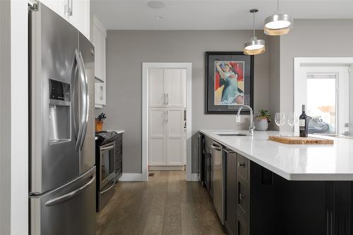 456 Cavell Place, Kelowna, BC - Indoor Photo Showing Kitchen With Upgraded Kitchen