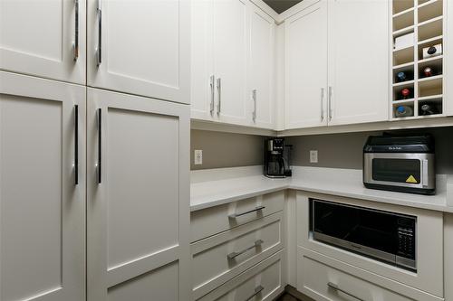 456 Cavell Place, Kelowna, BC - Indoor Photo Showing Kitchen