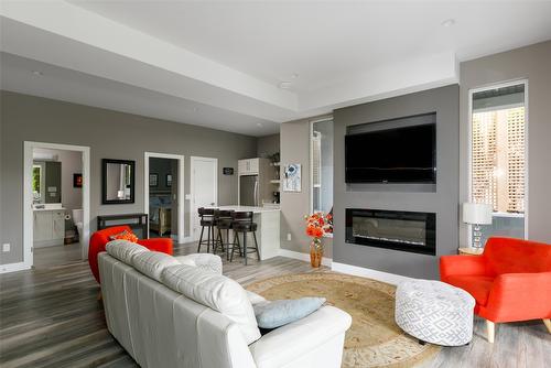 456 Cavell Place, Kelowna, BC - Indoor Photo Showing Living Room With Fireplace