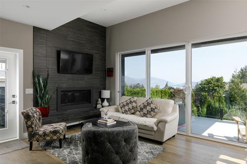 456 Cavell Place, Kelowna, BC - Indoor Photo Showing Living Room With Fireplace