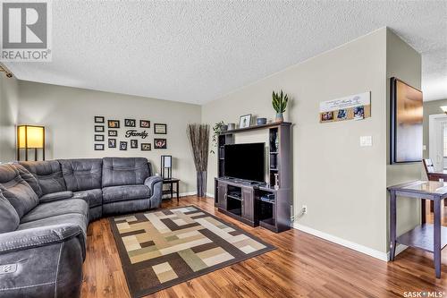 434 Colonel Otter Drive, Swift Current, SK - Indoor Photo Showing Living Room