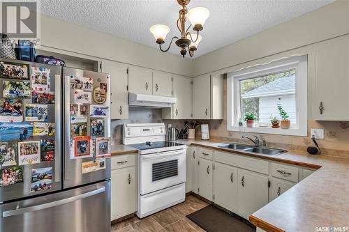 434 Colonel Otter Drive, Swift Current, SK - Indoor Photo Showing Kitchen With Double Sink