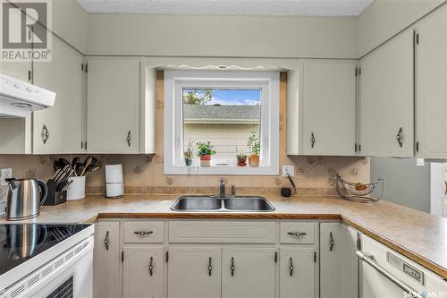 434 Colonel Otter Drive, Swift Current, SK - Indoor Photo Showing Kitchen With Double Sink