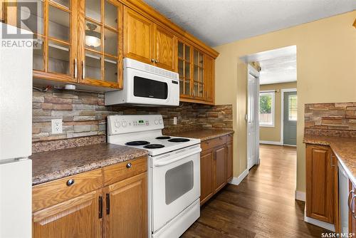 1050 Wascana Street, Regina, SK - Indoor Photo Showing Kitchen