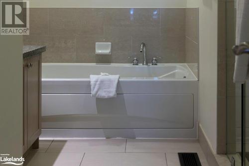 1869 Muskoka Road 118 W Unit# A103 - D1, Muskoka Lakes, ON - Indoor Photo Showing Bathroom