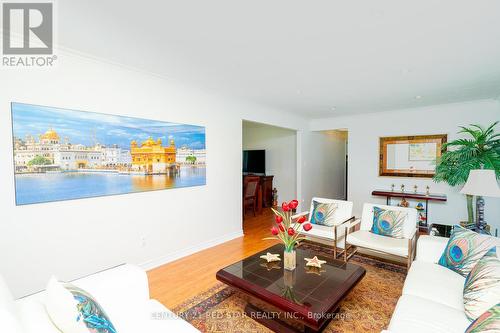 5955 Mayfield Road, Brampton (Vales Of Castlemore North), ON - Indoor Photo Showing Living Room