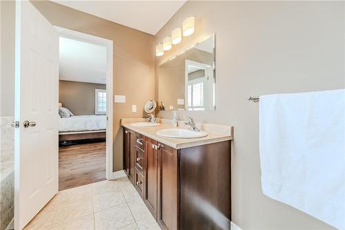 60 Springbreeze Heights, Hamilton, ON - Indoor Photo Showing Bathroom