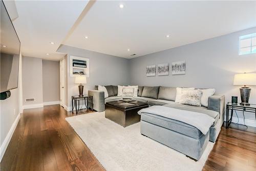 60 Springbreeze Heights, Hamilton, ON - Indoor Photo Showing Living Room