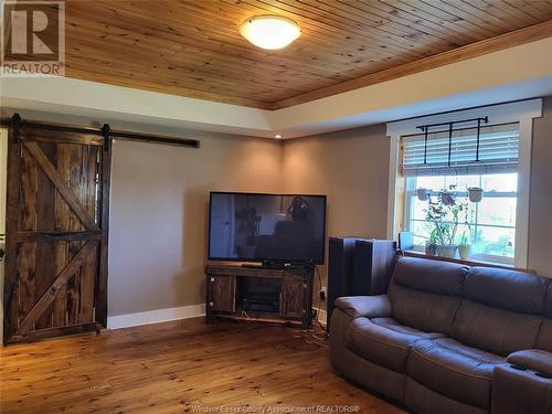 130 County Rd 27 West, Kingsville, ON - Indoor Photo Showing Living Room