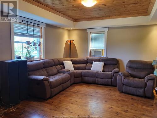 130 County Rd 27 West, Kingsville, ON - Indoor Photo Showing Living Room