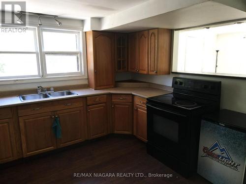 154 Park Street, Fort Erie, ON - Indoor Photo Showing Kitchen With Double Sink