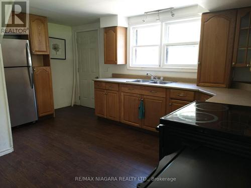 154 Park Street, Fort Erie, ON - Indoor Photo Showing Kitchen With Double Sink