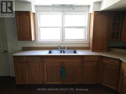 154 Park Street, Fort Erie, ON - Indoor Photo Showing Kitchen With Double Sink