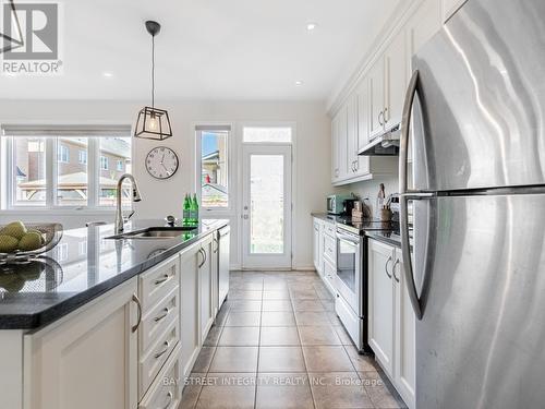 207 Harold Dent Trail, Oakville, ON - Indoor Photo Showing Kitchen With Upgraded Kitchen