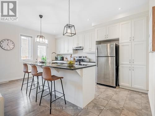 207 Harold Dent Trail, Oakville, ON - Indoor Photo Showing Kitchen With Upgraded Kitchen