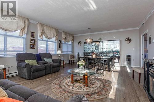 413 - 2199 Sixth Line, Oakville (River Oaks), ON - Indoor Photo Showing Living Room