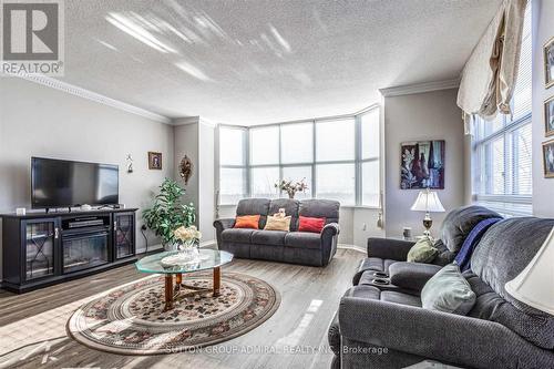 413 - 2199 Sixth Line, Oakville (River Oaks), ON - Indoor Photo Showing Living Room