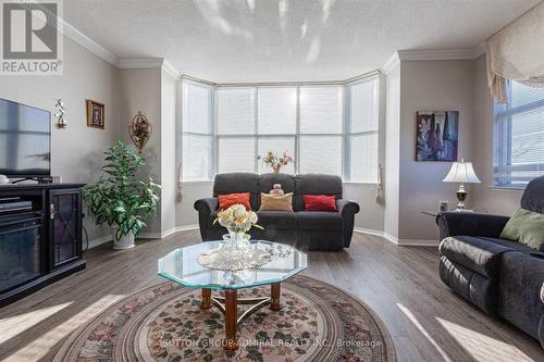 413 - 2199 Sixth Line, Oakville (River Oaks), ON - Indoor Photo Showing Living Room