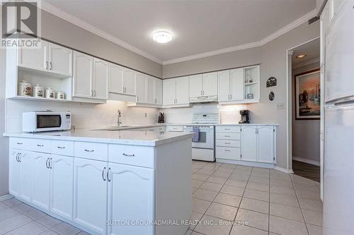 413 - 2199 Sixth Line, Oakville (River Oaks), ON - Indoor Photo Showing Kitchen